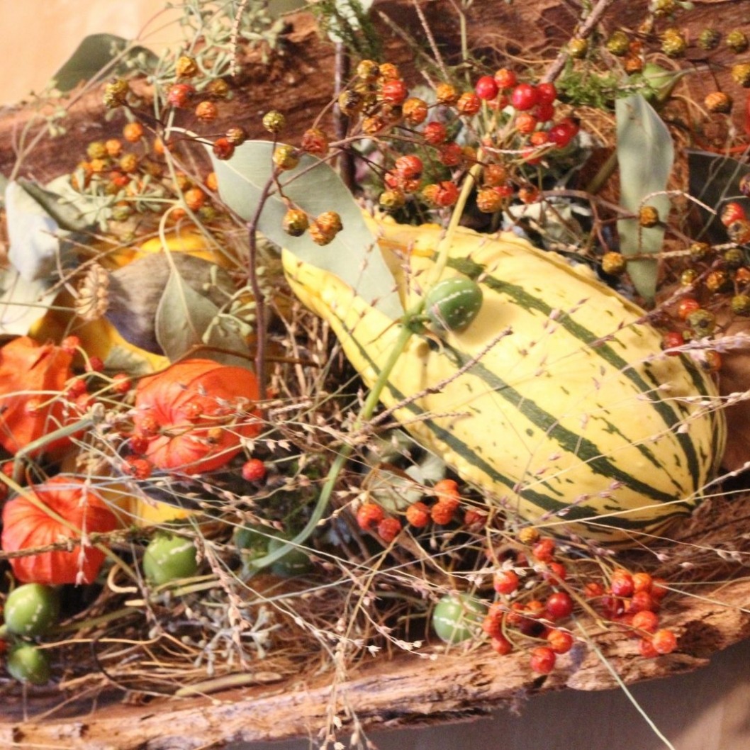 Tischdekoration-mit-Kuerbis-in-rinde-Herbstdekoration.jpg