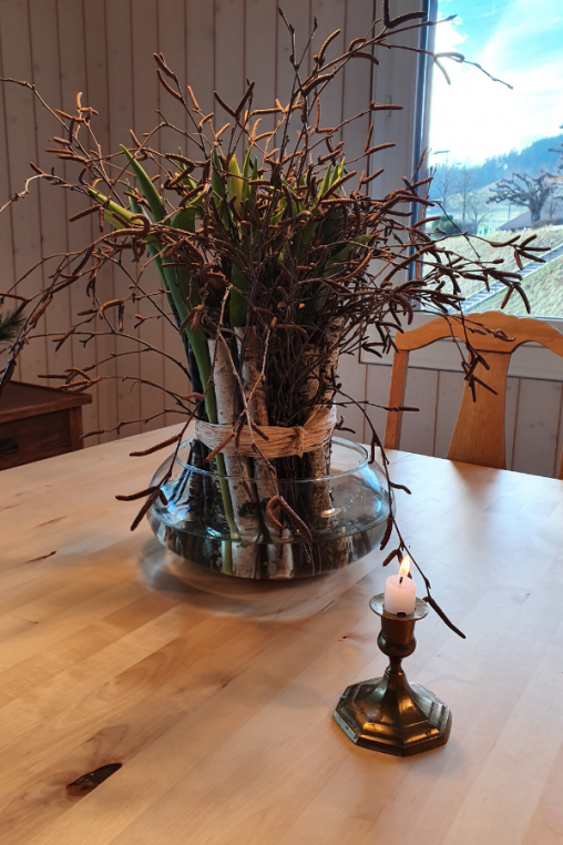 Tischdekoration-mit-Tulpen-Fruehlingsdekoration.png