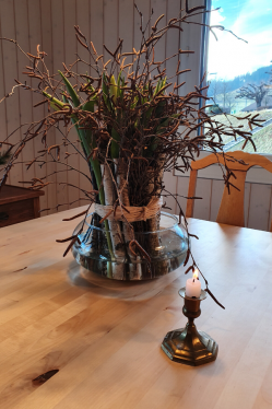 Tischdekoration-mit-Tulpen-Fruehlingsdekoration.png