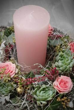 Tischdekoration-winter-Blumenkranz-mit-Kerze-Deko-Idee.png