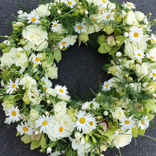 Trauerfloristik-Blumenkranz-weiss-Rosen-Orchidee-Margriten.jpg