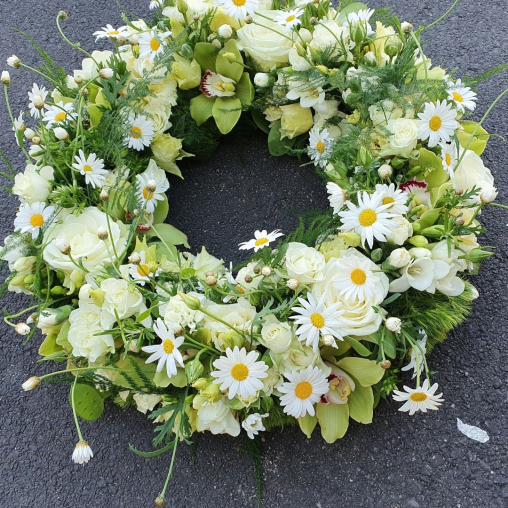 Trauerfloristik-Blumenkranz-weiss.jpg