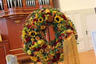 Blumenkranz für Beerdigung mit ringsum Blumen in den Herbstfarben 