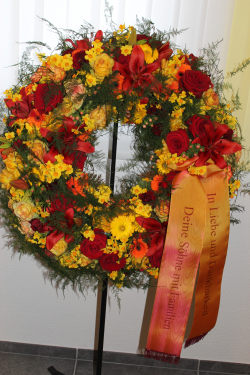 Trauerkranz in warmen Farben (ausgeliefert in Grosshöchstetetn am 8. März 2016)
