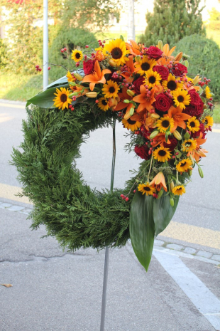 Herbstlicher Blumenkranz für Beerdigung 