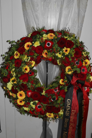 Trauerkranz mit rinsgsum Blumen