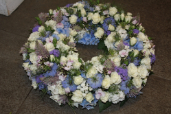 Trauerkranz blau weiss rosa Preis: 155.- (22. Juni 12)