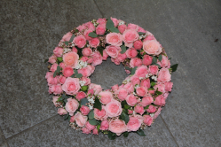 Trauerkranz rosa mit Poliantha-Rosen (am 12. April 2013 im Laden abgeholt)