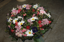 Trauerkranz rosa weiss ( abgeholt im Laden am 11. Januar 13)