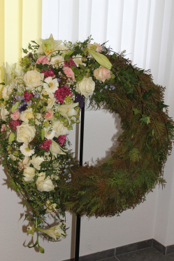 Trauerkranz assymetrisch rosa weiss (ausgeliefert auf den Friedhof in Grosshöchstetten am 8. März 2016)