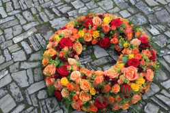 Trauerkranz aus gemischten Rosen (ausgeliefert in Moosseedorfam 20. Juni 2016)