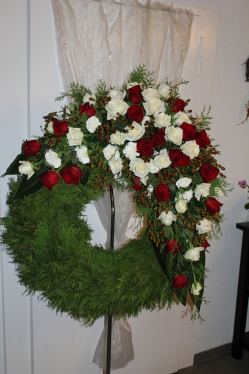 Trauerkranz mit roten und weissen Rosen