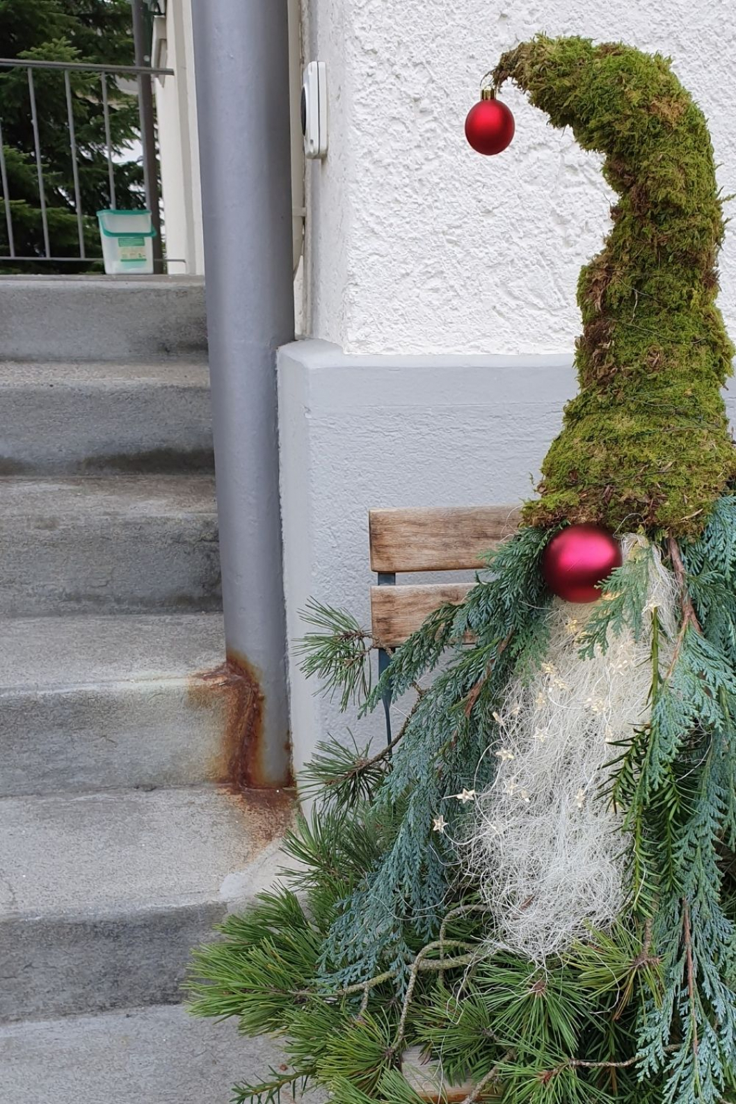 Treppen-Deko-Idee-Winter-mit-einem-Weihnachts-Wichtel-mit-LED-Lichterkette-DIY-Winterdeko-Anleitung.jpg