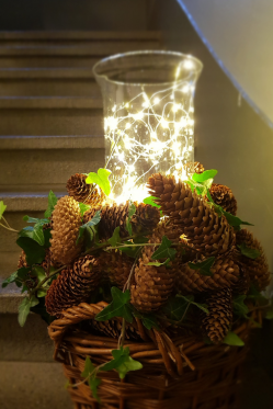 Treppen-Dekorieren-aussen-Weihnachts-Deko-idee-Kerze-im-Glas-Tannenzapfen-in-Korb-arrangieren.png