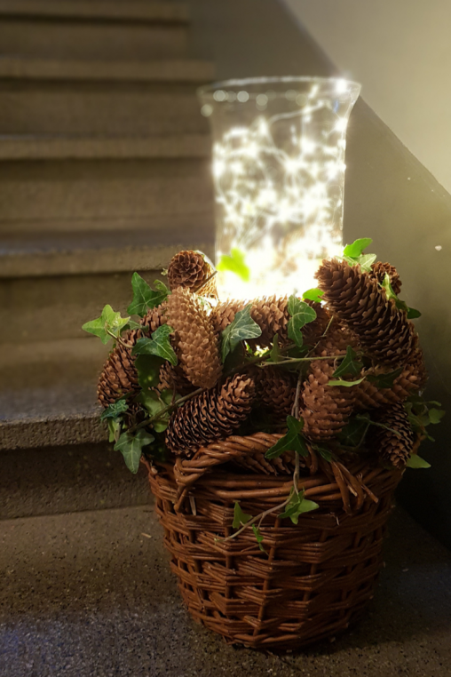 Treppen-deko-Idee-draussen-selber-machen-kerze-im-Glas-arrangieren.-Led-lichterkette-in-Glas-legen-und-tolle-Deko-kreieren.png