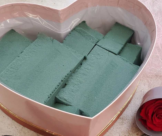 Trockene-Steckmasse-in-die-Karton-Box.jpg