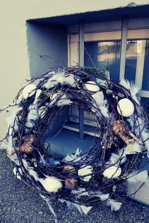 Tuerdekoration-fuer-Ostern-selber-machen-DIY-Anleitung.png