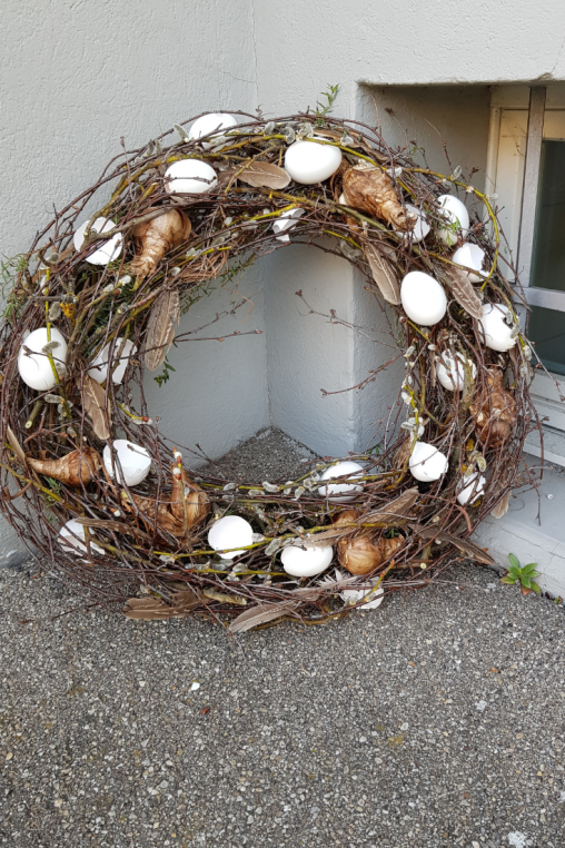 Tuerdekoration-ostern-zum-selber-machen-Osterkranz-mit-Birkenzweigen-und-Eiern.png
