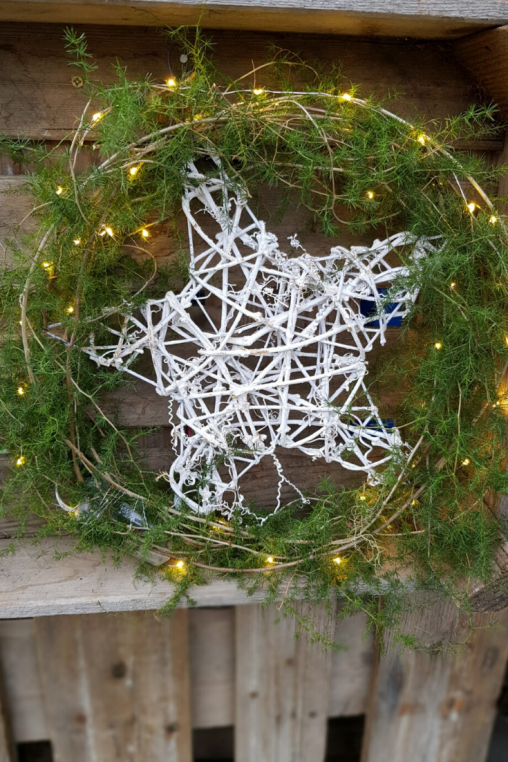 Tuerdekoration-schnell-und-einfach-selber-amchen-DIY-Anleitung-Led-Lichterkette.png