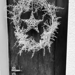 Tuerdekoration-weiss-Weihnachten.jpg