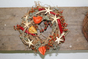 Türschmuck herbstlich mit Chilli, Seesternen und Physalis