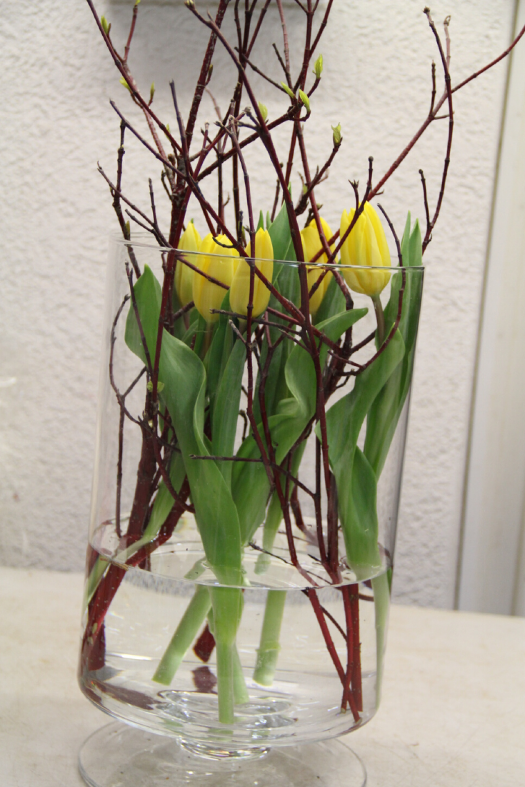 Tulpen-Gelb-in-Glasvase-Tischdeko.png