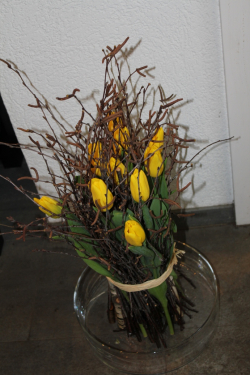 Tulpenstehstrauss mit der passenden Schale (ausgeliefert in Münsingen am 8. Februar 2013)