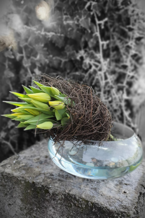 Tulpenstrauss-mit-Holz-Fruehling-Wohnzimmer-Deko.png