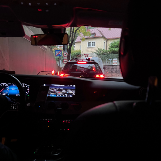 Unterwegs-im-taxi.png