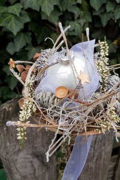 Weihnachtsbaum-Kugel-Zepter-weiss-silber-mit-Sternen.png