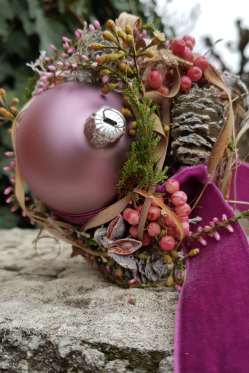 Weihnachtsbaum-Kugel-ausgarniert-auf-Stab-in-lila-Exklusive-Deko-IDee-fuer-Weihanchten-zum-selber-basteln.png