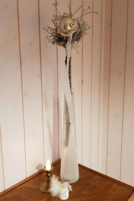 Weihnachtsbaum-Kugel-dekorieren-Wohnzimmer-Deko-selber-machen.png