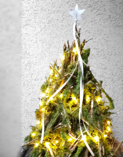 Weihnachtsbaum-aus-Moosaesten-selber-basteln-Weihnachtsdeko-Idee.png