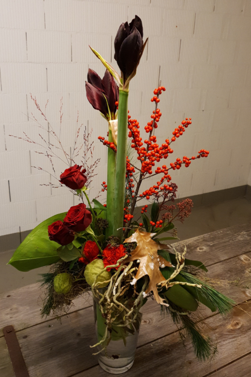 Weihnachtsblumenstrauss-rot-Amaryllis-Ritterstern-DIY-Anleitung.png