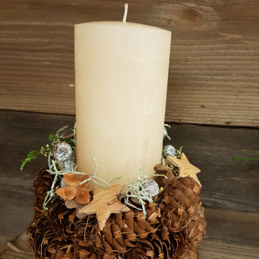 Winter-Deko-Idee-Naturdeko-DIY-Anleitung-Tannenzapfenschale-selber-machen.png