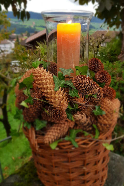 Winter-Deko-Idee-draussen-Kerze-im-Glas-DIY-ANleitung-Tannenzapfen-im-Korb-Deko-IDee.png