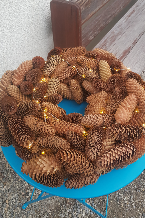 Winter-Deko-idee-Tannenzapfen-Kranz-mit-LED-Lichterkette.png