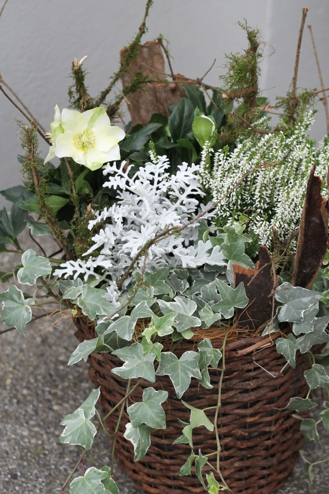 Winterkorb-zu-selber-machen-Winterdeko-vor-der-Haustuere.jpg