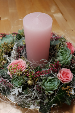 Winterkranz-mit-rosem-in-rosa-silber-diy-anleitung.png