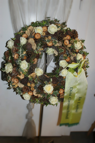 Winterkranz mit weissen Rosen mit sehr lager Haltbarkeit