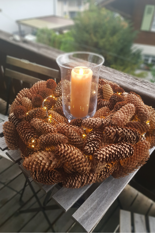 Wohnzimmer-Deko-Idee-Rustikal-DIY-Anleitung-Tannenzapfenkranz.png