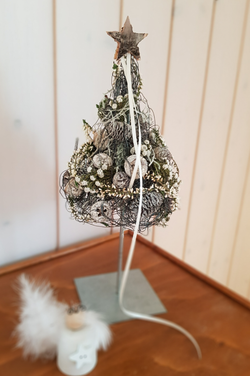 Wohnzimmer-Deko-idee-2019-Weihnachtsbaum-fuer-dein-Wohnzimmer-selber-machen-DIY-Anleitung.png