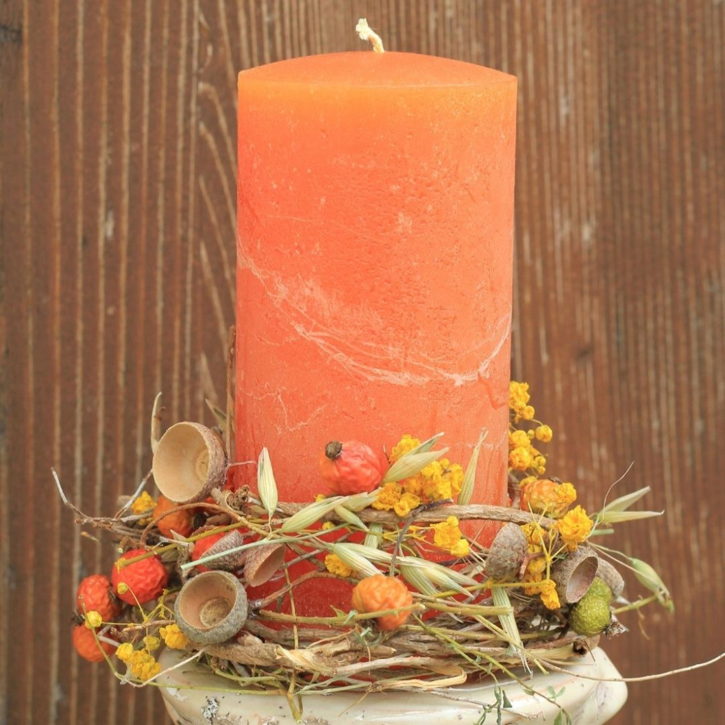 herbstkerze-orange-dekoriert.jpg