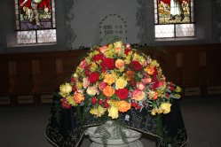 Altarschmuck mit Rosen (ausgeliefert in die Kirche in Wohlen bei Bern)