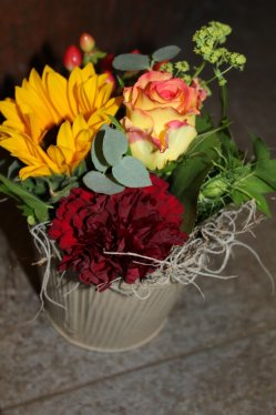 Blumengesteck gelb rot (ausgeliefert am 26. Mai 2014 in Bowil)