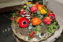 Gesteck leuchtend in Korb (ausgeliefert in Freimettingen am 9. April 2014)