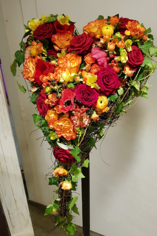 Blumenherz-auf-Staender-orange-gelb-.png