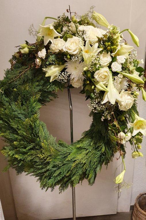 Blumenkranz-weiss-Trauerfloristik.png