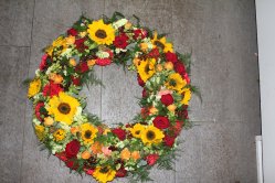 Blumenkranz für Beerdigung in rot gelb (ausgeliefert auf den Friedhof in Biglen am 13. Juni 2014)