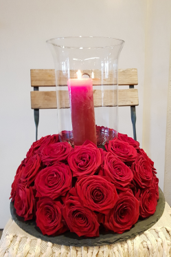 DIY-Tisch-Deko-Idee-VAlentinstag-Red-Naomii-Rosen-mit-Kerze.png
